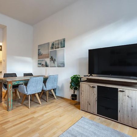 Cozy Apartment Steps Away From Subway Station Wien Eksteriør billede